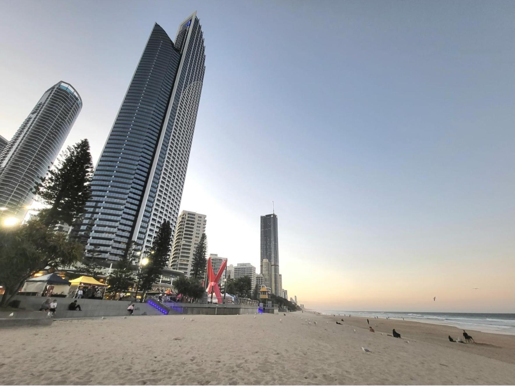 Beachside Apartment In The Heart Of Surfers Paradise - Free Parking Gold Coast Kültér fotó